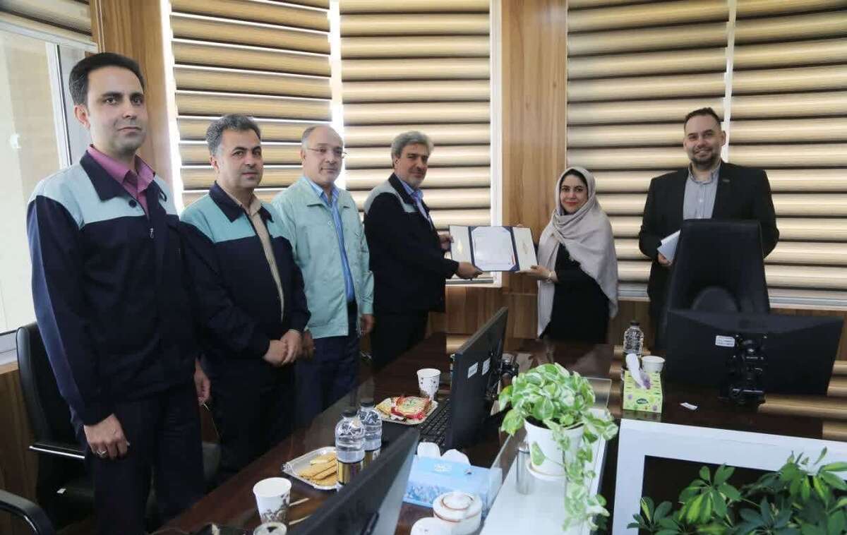 تحویل گواهینامه‌های بین‌المللی ISO ۴۵۰۰۱-۲۰۱۸ و ISO ۱۰۰۱۵-۲۰۱۹ به ذوب آهن اصفهان