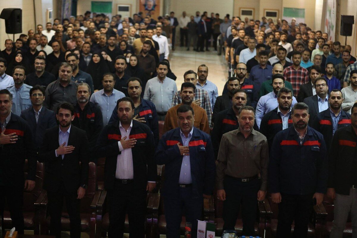 برگزاری آیین نکوداشت هفته کارگر در شرکت فولاد اکسین/ تجلیل از کارگران نمونه