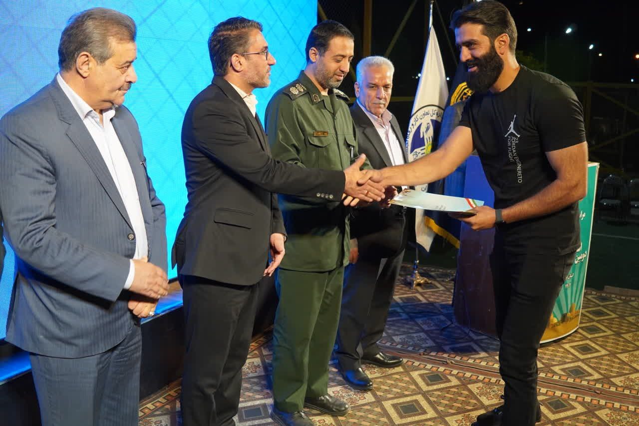 تقدیر از ورزشکاران برتر مجتمع صنعتی چادرملو در اختتامیه دومین دوره المپیاد کارگری استان یزد تقدیر از ورزشکاران برتر مجتمع صنعتی چادرملو در اختتامیه دومین دوره المپیاد کارگری استان یزد