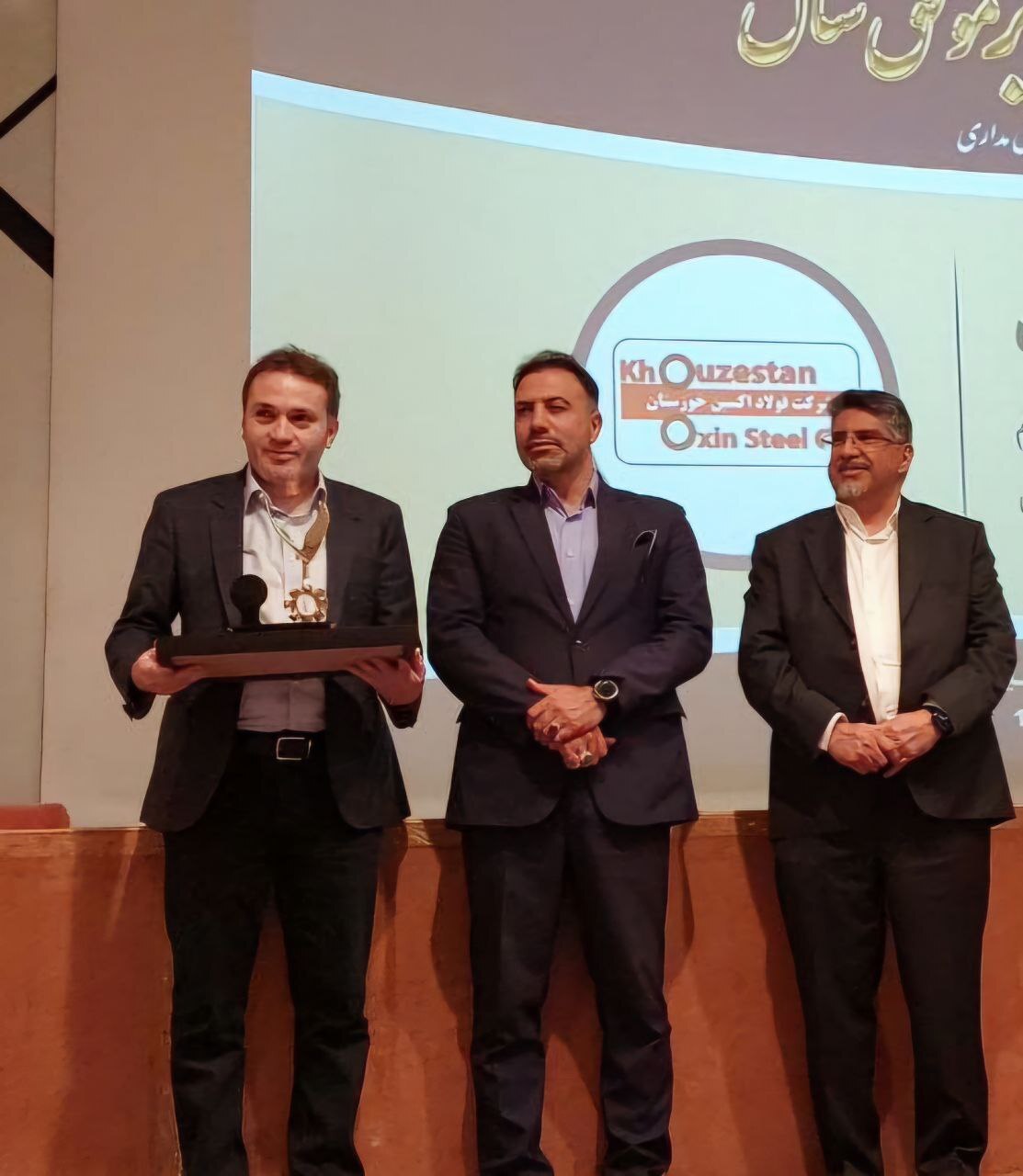 نشان مدیر موفق سال برای مجموعه شرکت فولاد اکسین خوزستان نشان مدیر موفق سال برای مجموعه شرکت فولاد اکسین خوزستان