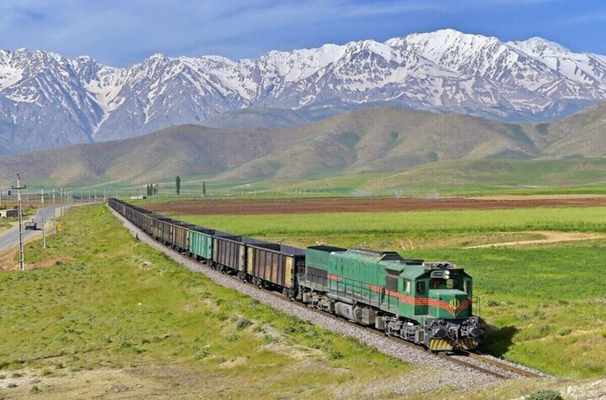 هشتم خرداد، عبور نخستین قطار مسافری شیراز-مشهد از محور یزد-اقلید