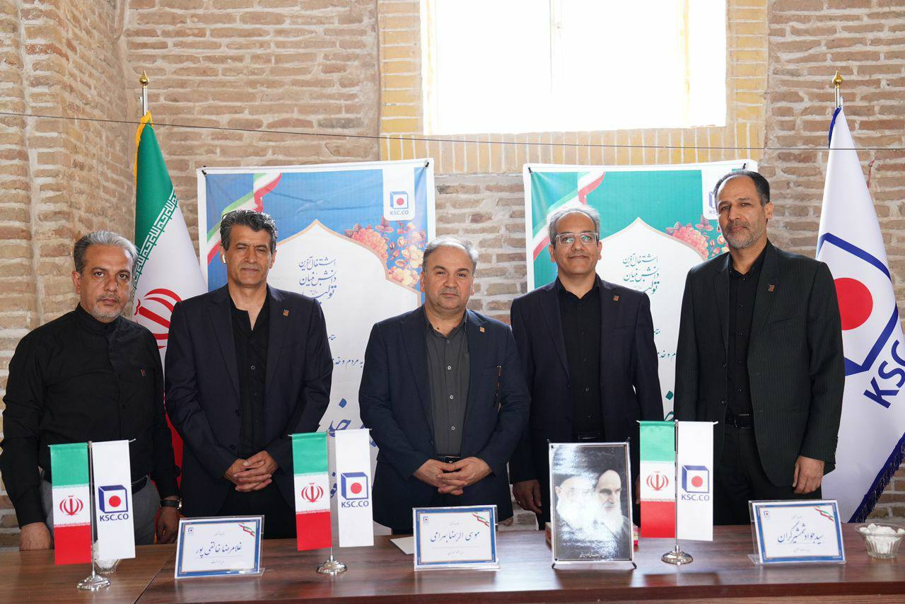 استقرار «میز خدمت» فولاد خراسان در محل برگزاری نماز جمعه استقرار «میز خدمت» فولاد خراسان در محل برگزاری نماز جمعه