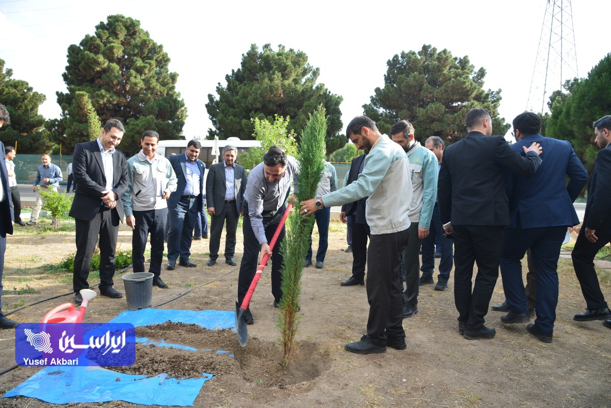 حضور معاون رئیسجمهور در شرکت فولاد مبارکه/ نهال یادبود غرس شد حضور معاون رئیسجمهور در شرکت فولاد مبارکه/ نهال یادبود غرس شد