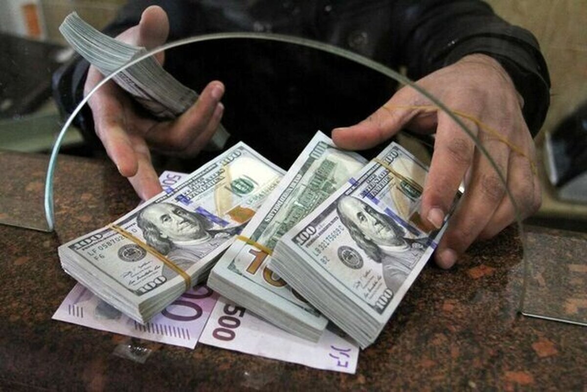 احتمال کاهشی بودن قیمت دلار در روز‌های آینده/ بازار ارز نسبت به التهابات مقاوم شده است