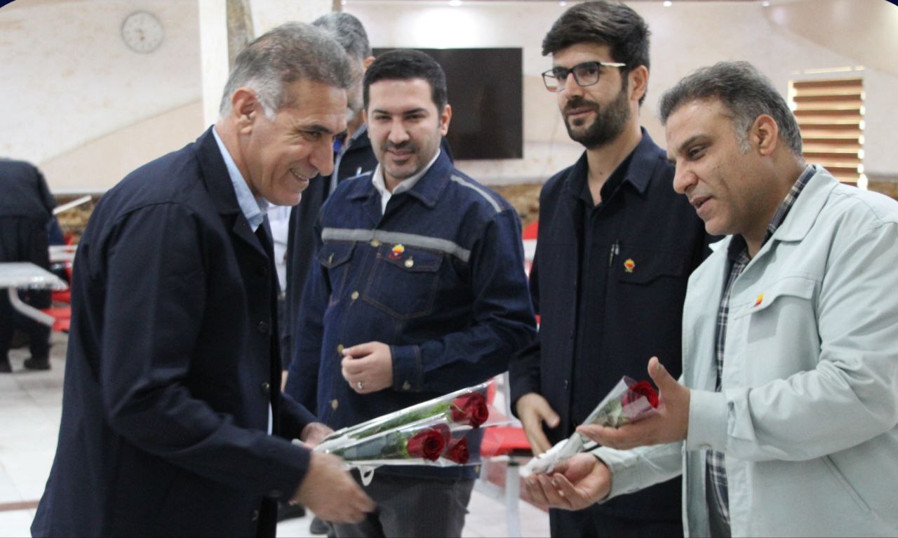 تقدیر از کارکنان مراکز تهیه، طبخ و توزیع غذا در شرکت فولاد خوزستان تقدیر از کارکنان مراکز تهیه، طبخ و توزیع غذا در شرکت فولاد خوزستان