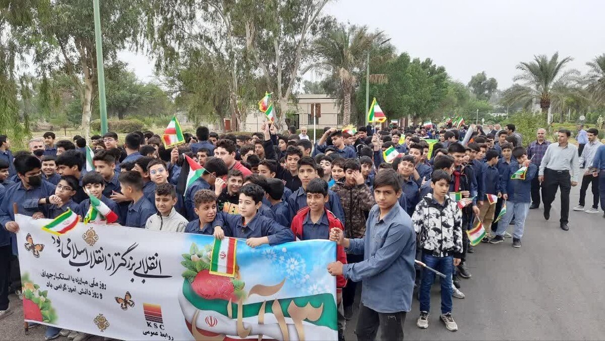 راهپیمایی دانش‌آموزان مجموعه مدارس امام حسین (ع) دویست دستگاه فولاد خوزستان
