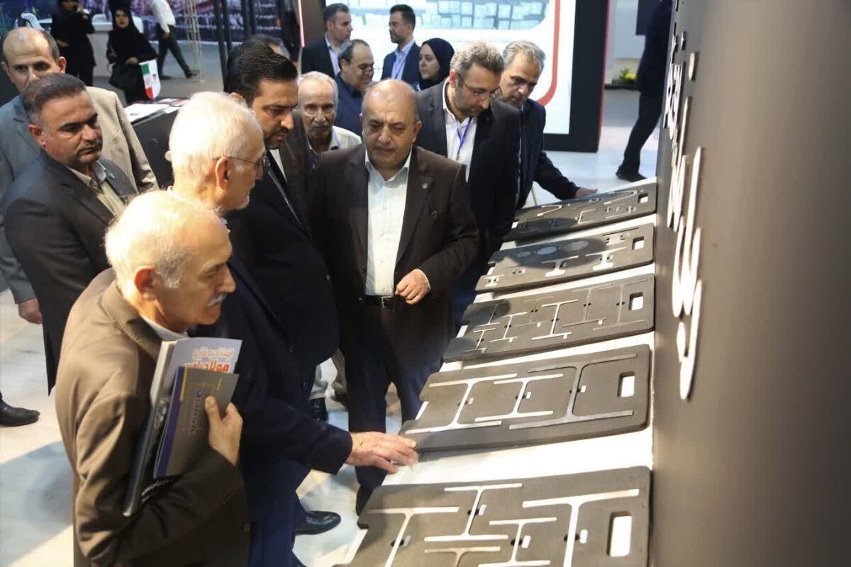 بازدید مسوولین و دست‌اندرکاران صنعت فولاد از غرفه ذوب آهن اصفهان در نمایشگاه بین‌المللی کیش