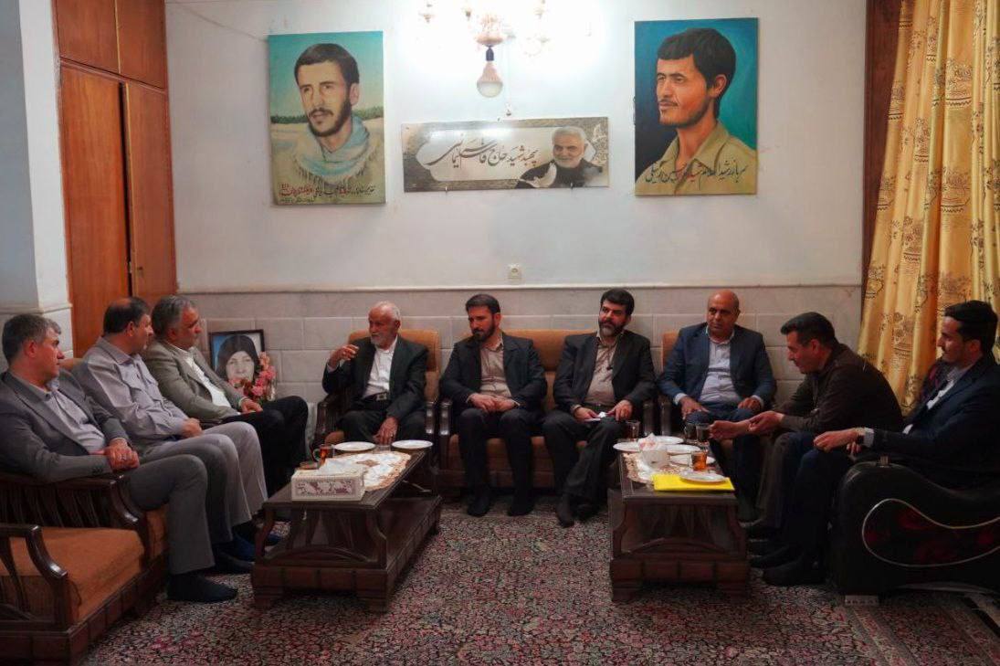 دیدار دکتر اهرابی با خانواده شهید «مجید زینلی»، از شهدای صنعت مس در رفسنجان دیدار دکتر اهرابی با خانواده شهید «مجید زینلی»، از شهدای صنعت مس در رفسنجان