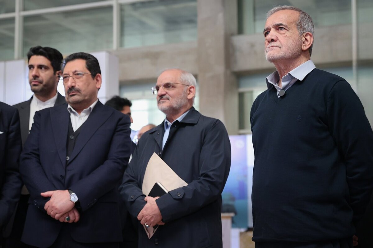 بازدید رئیس‌جمهور از غرفه «مس» در نمایشگاه توانمندی‌های بخش صنعت و معدن/ تحقق رشد اقتصادی ۸ درصدی اولویت دولت