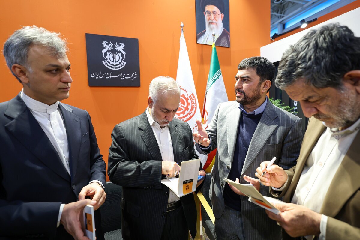 بازدید نمایندگان تهران، کرمانشاه و خواف در مجلس از غرفه ملی مس/ دیدار با دکتر مدرس خیابانی
