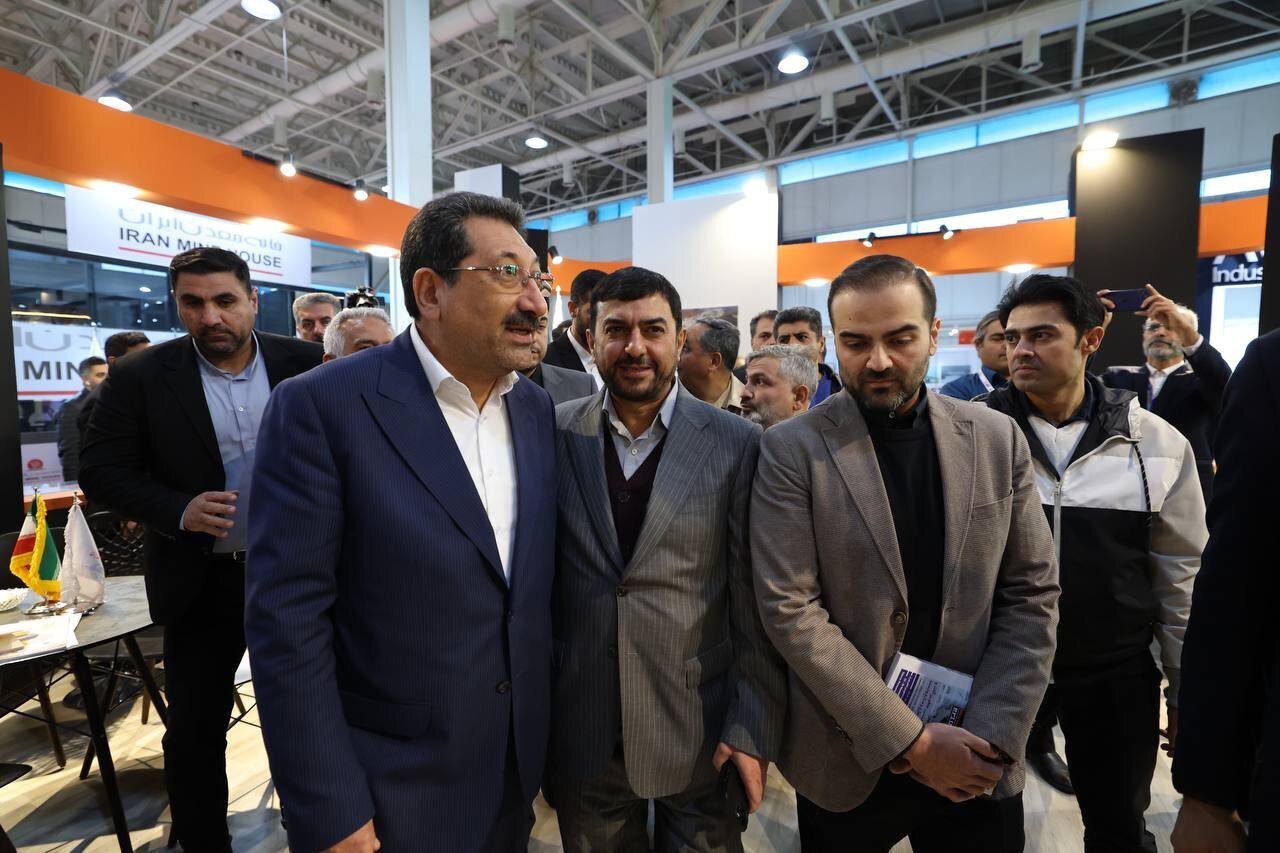 بازدید وزیر صنعت، معدن و تجارت از غرفه شرکت ملی صنایع مس ایران بازدید وزیر صنعت، معدن و تجارت از غرفه شرکت ملی صنایع مس ایران