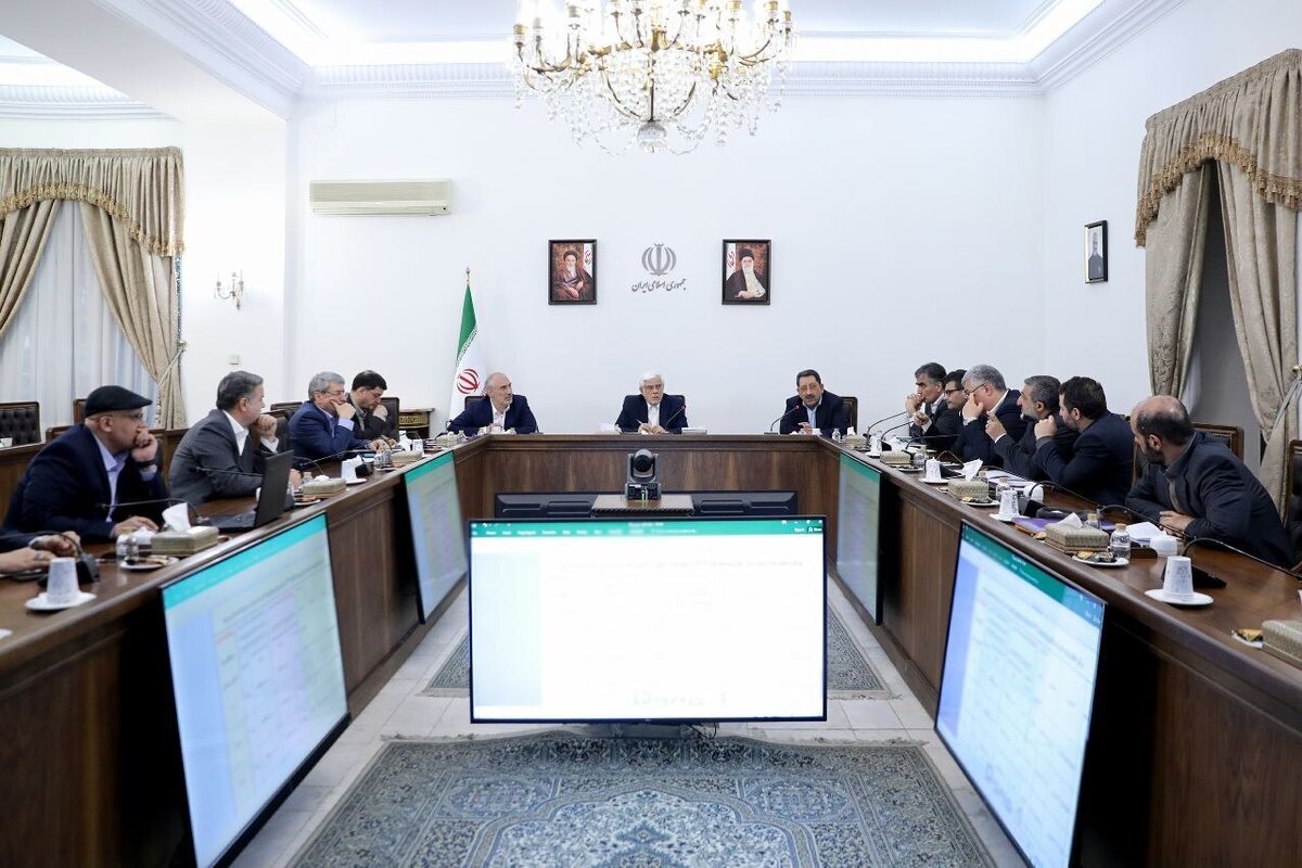 تعرفه خودرو‌های «هیبریدی و برقی» بدون تغییر باقی ماند/ معاون اول رئیس‌جمهور: اتخاذ هرگونه تصمیمی باید توامان آثار تورمی و روانی آن تصمیم را در جامعه لحاظ کرد
