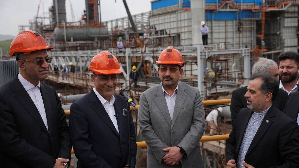 بازدید معاون اجرایی رئیس‌جمهور و وزیر صمت از فاز دوم توسعه صنایع پتروشیمی کرمانشاه