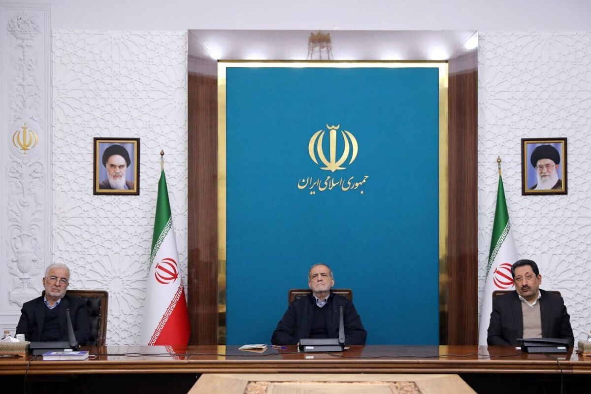 نشست رئیس‌جمهور و وزیر صمت با فعالان اصناف و بازاریان