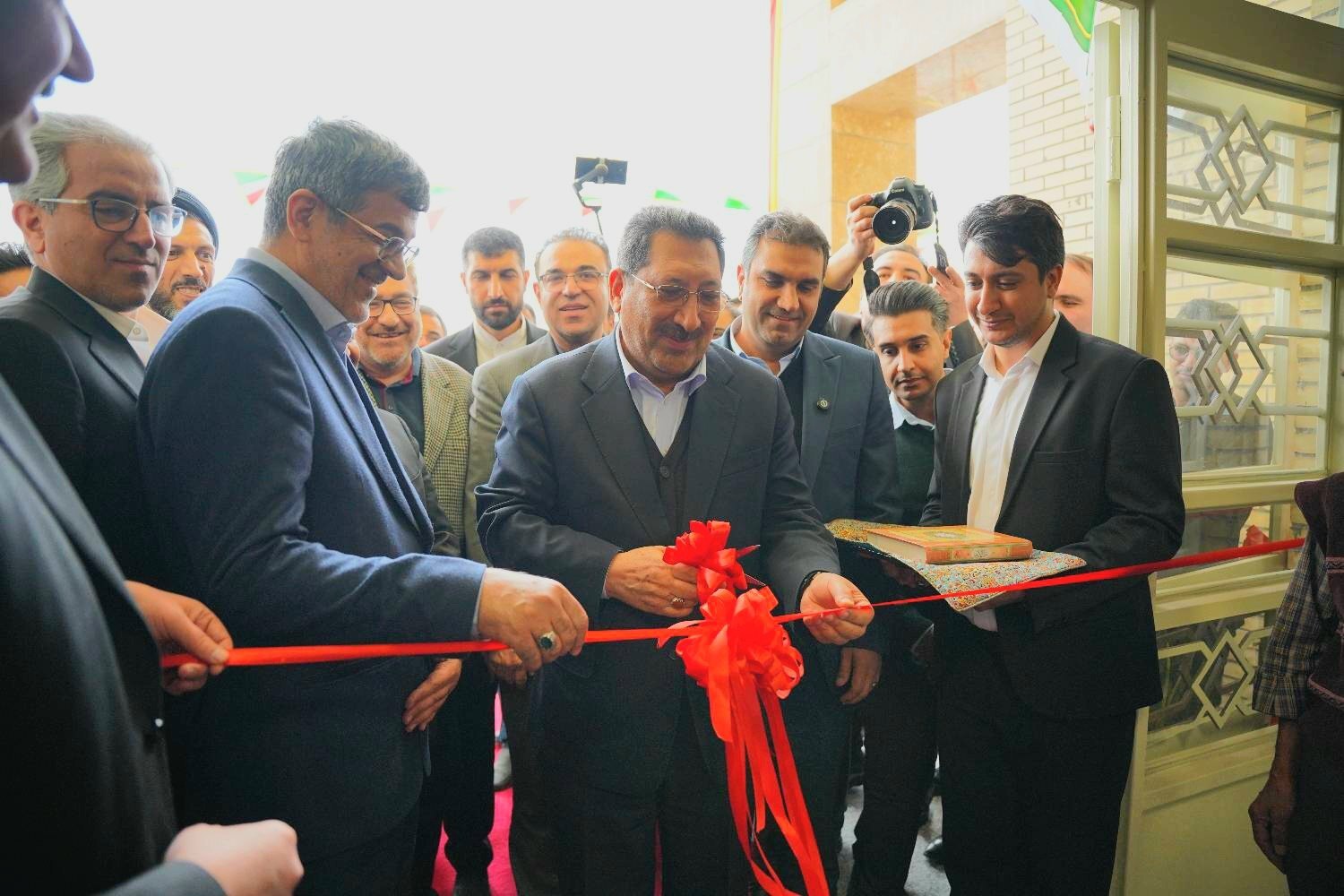 افتتاح هنرستان فنی و حرفهای شرکت آهن و فولاد ارفع با حضور وزیر صمت در اردکان افتتاح هنرستان فنی و حرفهای شرکت آهن و فولاد ارفع با حضور وزیر صمت در اردکان