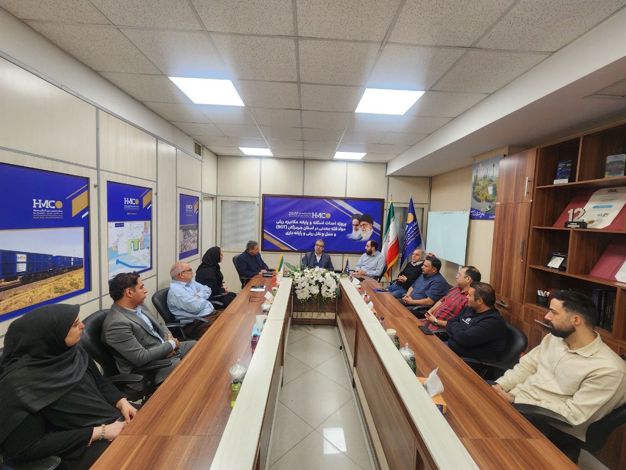 برگزاری نشستی به مناسبت پاسداشت ۲۲بهمن با حضور دکتر حسینی در شرکت هیمکو برگزاری نشستی به مناسبت پاسداشت ۲۲بهمن با حضور دکتر حسینی در شرکت هیمکو