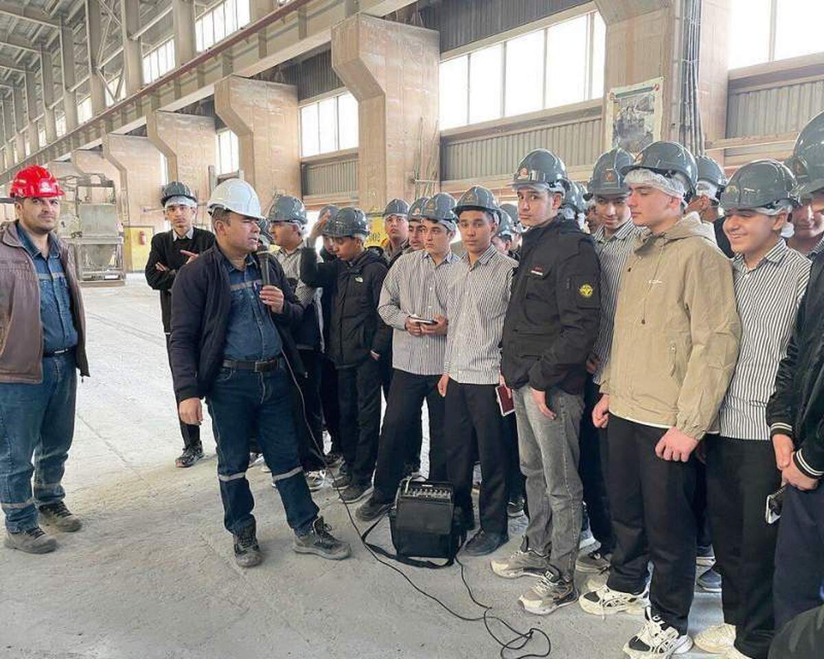بازدید دانش‌آموزان پایه نهم مدرسه نمونه دولتی موعود شهرستان گرمه از شرکت آلومینای ایران