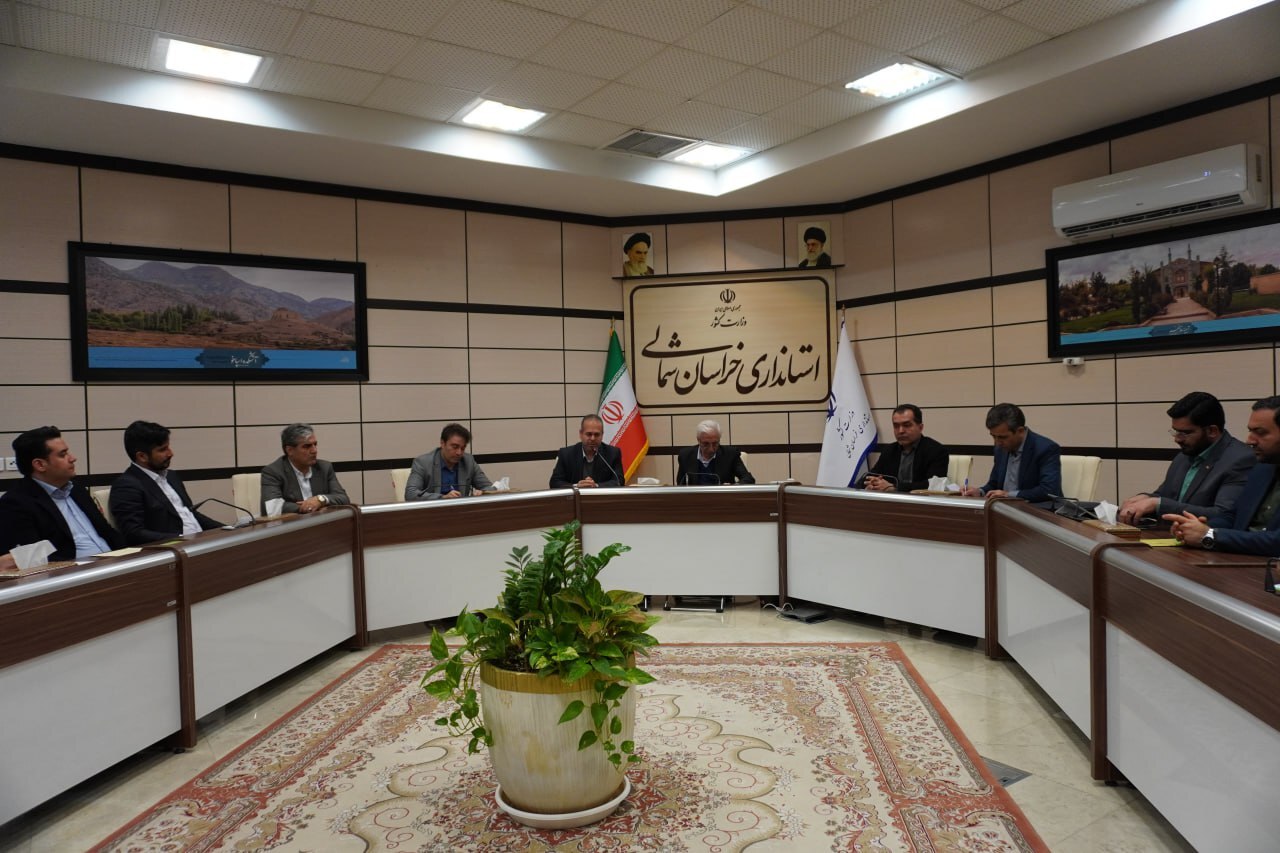 نشست صمیمی درویشوند، مدیر گروه و سهامدار شرکت آلومینای ایران با جمعی از مسوولان استان نشست صمیمی درویشوند، مدیر گروه و سهامدار شرکت آلومینای ایران با جمعی از مسوولان استان