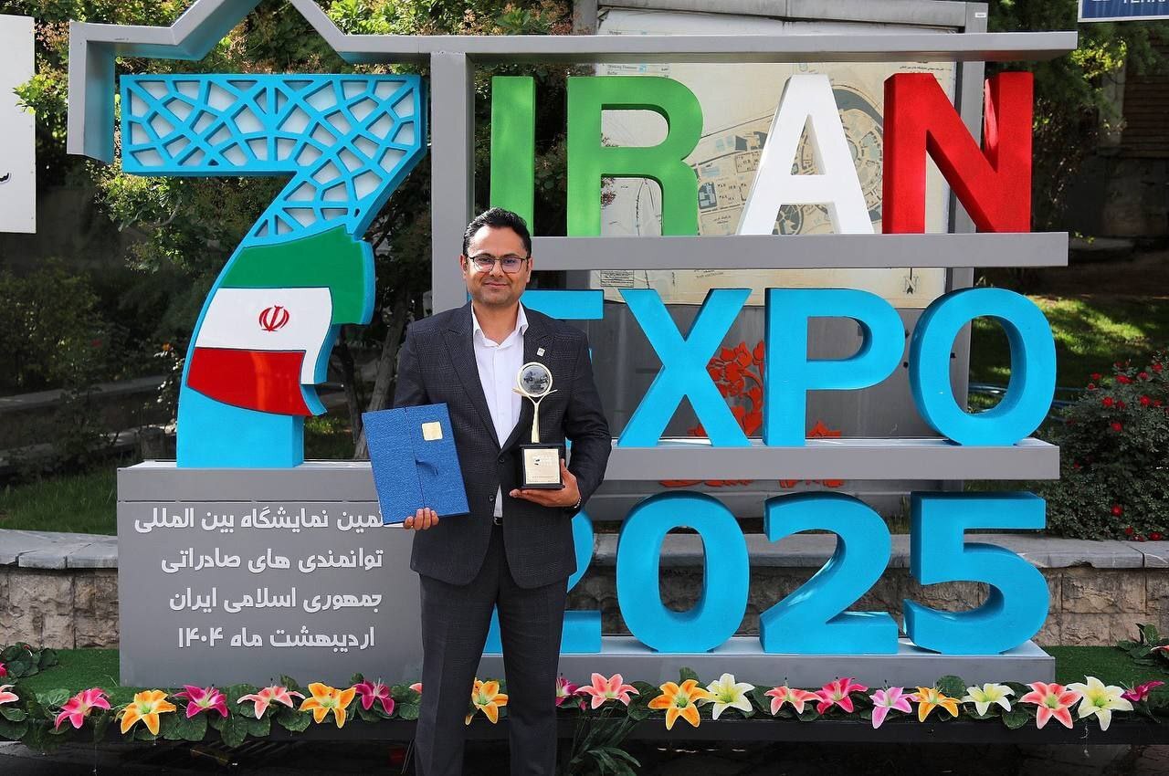 لوح تقدیر به عنوان شرکت برتر صادراتی در هفتمین نمایشگاه ایران اکسپو ۲۰۲۵ به غرفه شرکت فولاد خوزستان رسید لوح تقدیر به عنوان شرکت برتر صادراتی در هفتمین نمایشگاه ایران اکسپو ۲۰۲۵ به غرفه شرکت فولاد خوزستان رسید
