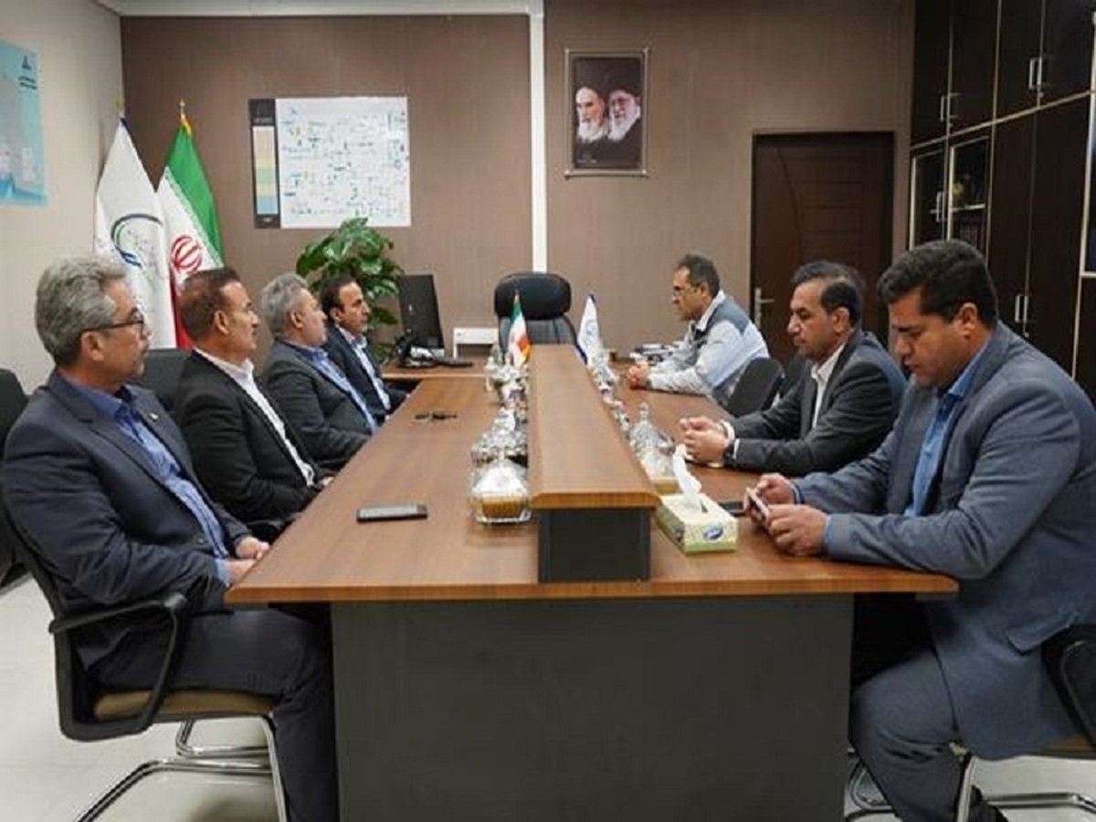 بانک ملی در کنار پتروشیمی ایلام قرار دارد
