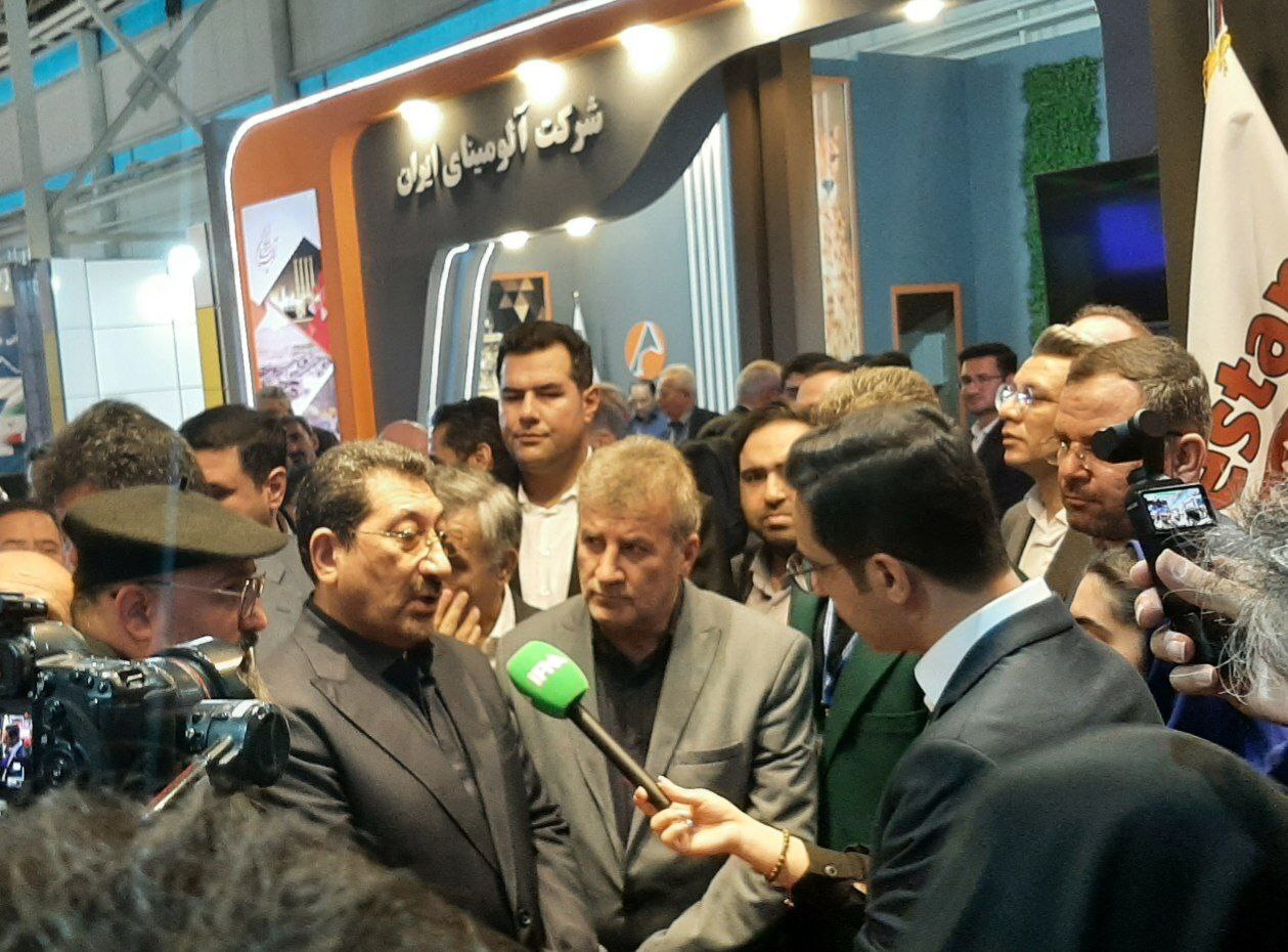 بازدید وزیر صنعت، معدن و تجارت  از غرفه شرکت آلومینای ایران در نمایشگاه ایران اکسپو ۲۰۲۵