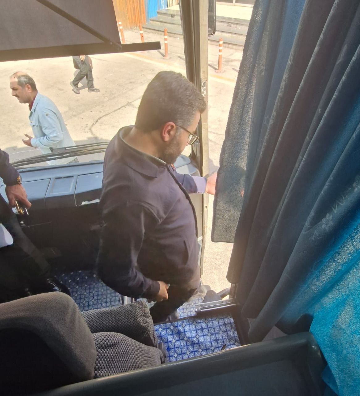 بازدید سرزده معاون منابع انسانی و امور اجتماعی فولاد خوزستان از خودروهای ایاب و ذهاب کارکنان بازدید سرزده معاون منابع انسانی و امور اجتماعی فولاد خوزستان از خودروهای ایاب و ذهاب کارکنان