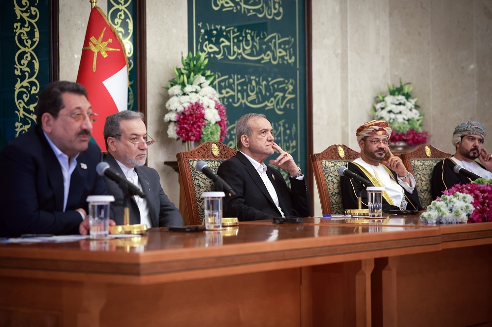 نشست مشترک تجار و بازرگانان ایران و عمان با حضور رئیسجمهور پزشکیان و وزیر صمت کشورمان نشست مشترک تجار و بازرگانان ایران و عمان با حضور رئیسجمهور پزشکیان و وزیر صمت کشورمان