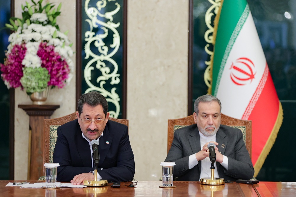 نشست مشترک تجار و بازرگانان ایران و عمان با حضور رئیسجمهور پزشکیان و وزیر صمت کشورمان نشست مشترک تجار و بازرگانان ایران و عمان با حضور رئیسجمهور پزشکیان و وزیر صمت کشورمان