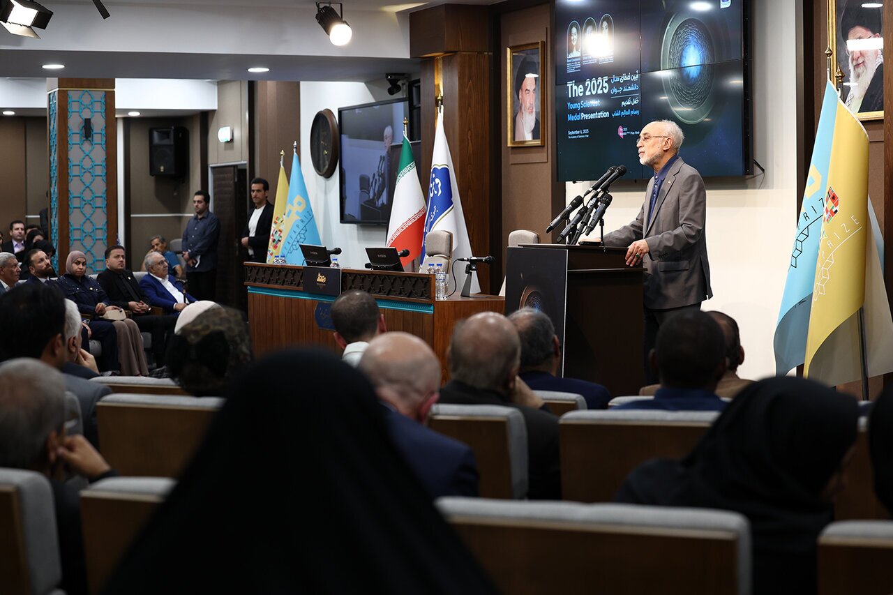 حضور دکتر «سید مصطفی فیض» مدیرعامل شرکت ملی مس ایران در آیین اعطای نخستین مدال «دانشمند جوان» جایزه مصطفی
