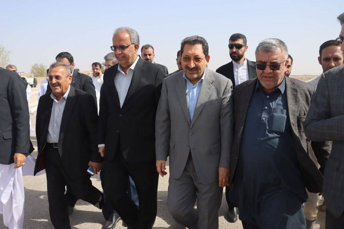«سید‌محمد اتابک» وارد فرودگاه ایران‌شهر شد