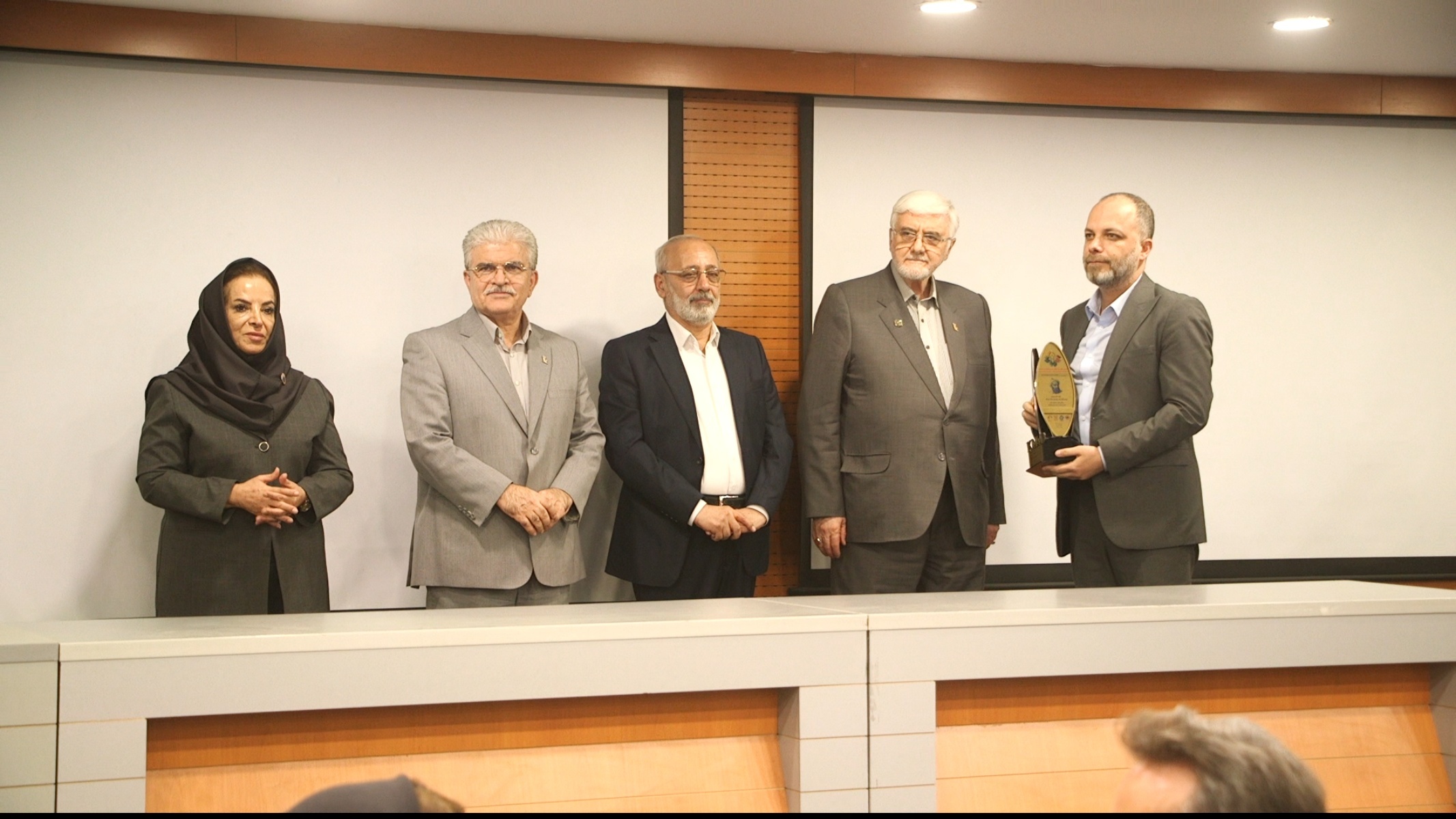 میدکو تندیس زرین جایزه بینالمللی مدیریت دانشی (KM۴D) را دریافت کرد میدکو تندیس زرین جایزه بینالمللی مدیریت دانشی (KM۴D) را دریافت کرد