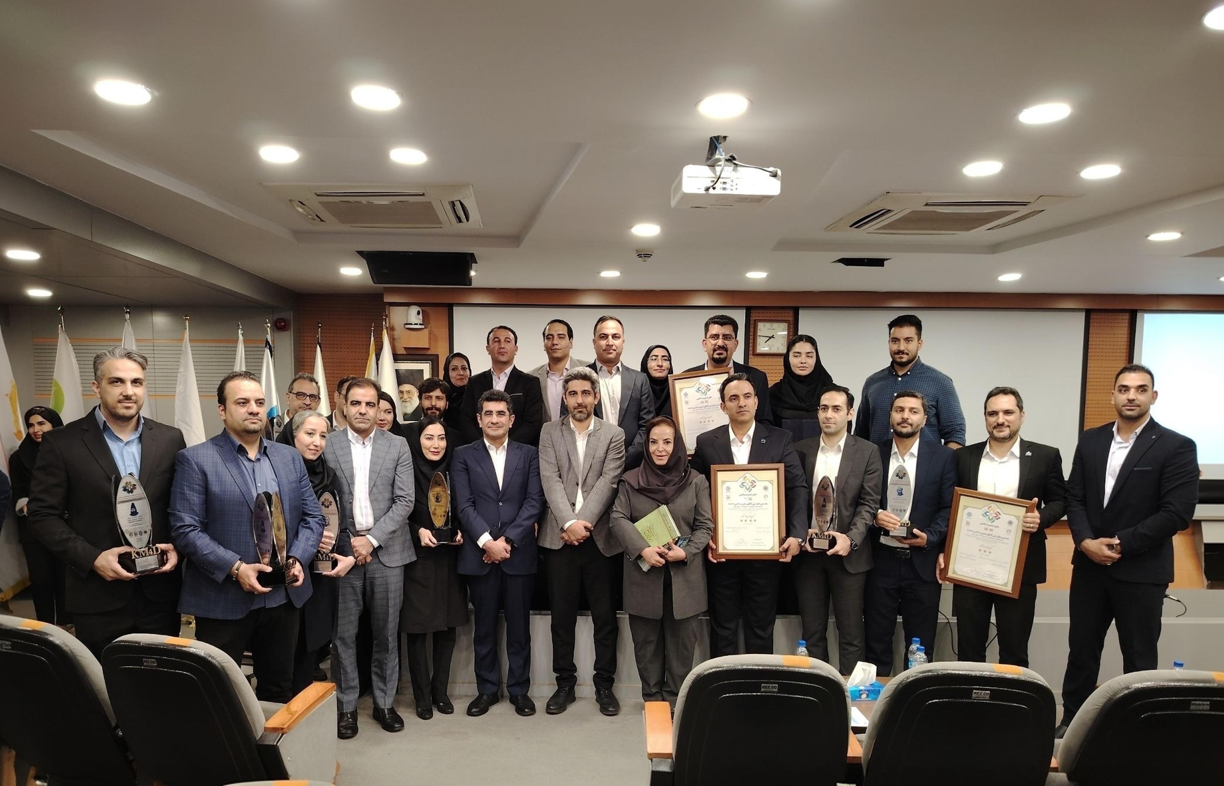 میدکو تندیس زرین جایزه بینالمللی مدیریت دانشی (KM۴D) را دریافت کرد میدکو تندیس زرین جایزه بینالمللی مدیریت دانشی (KM۴D) را دریافت کرد