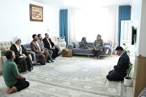 دیدار مدیرعامل شرکت آلومینای ایران و مسوولین شهرستان جاجرم با تعدادی از خانواده‌های معظم شهدا و ایثارگران