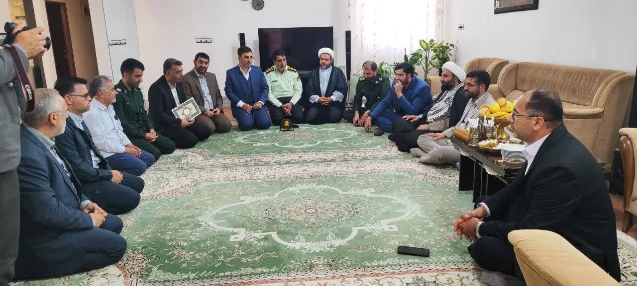 دیدار مدیرعامل شرکت آلومینای ایران و مسوولین شهرستان جاجرم با تعدادی از خانواده‌های معظم شهدا و ایثارگران