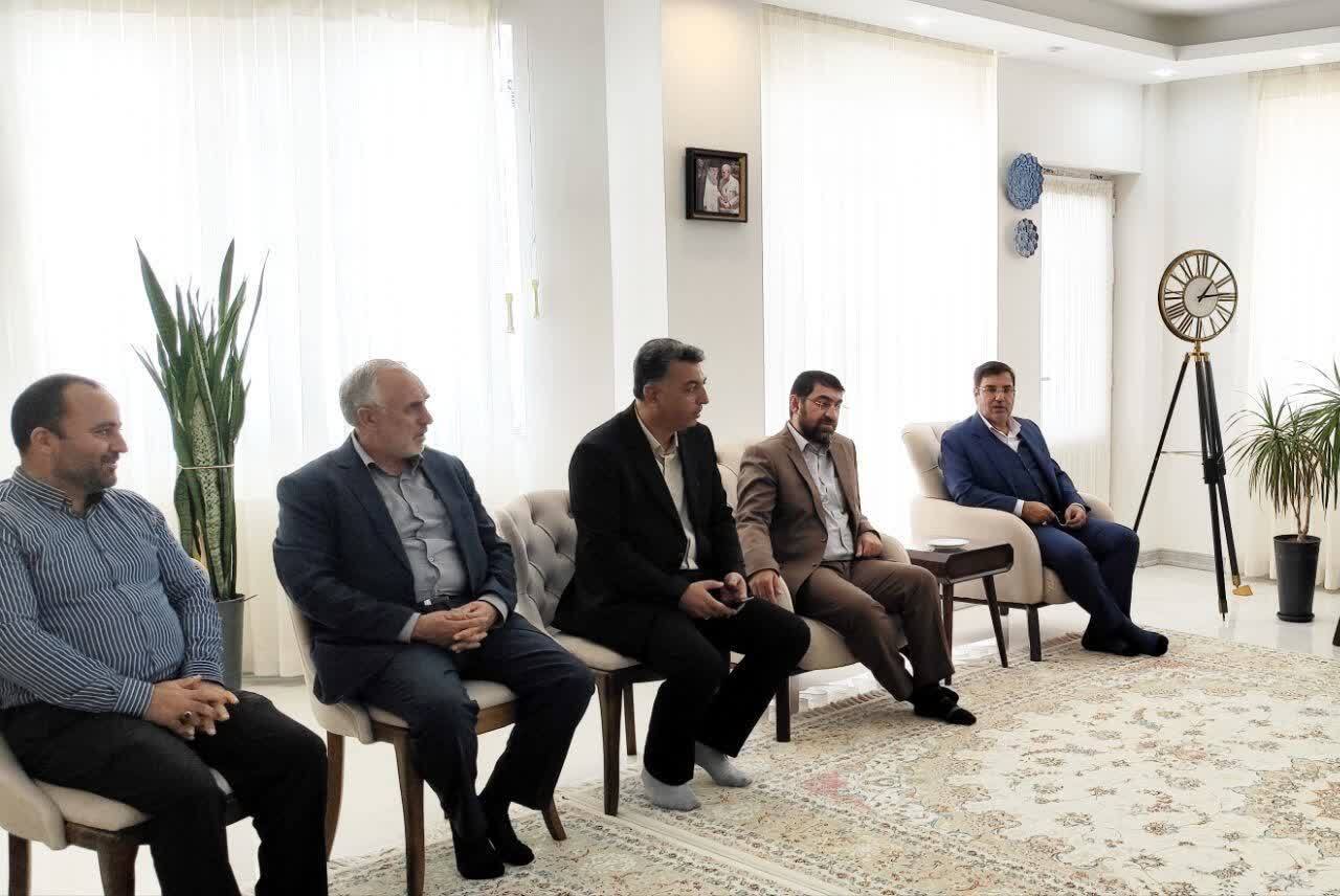 دیدار مدیرعامل شرکت آلومینای ایران و مسوولین شهرستان جاجرم با تعدادی از خانواده‌های معظم شهدا و ایثارگران