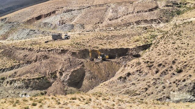 معرفی معدنکار متخلف ملایری به مراجع قضایی معرفی معدنکار متخلف ملایری به مراجع قضایی