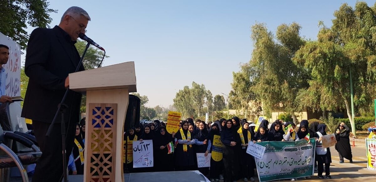 دانش‌آموزان مجموعه مدارس امام حسین (ع) شعار مرگ بر آمریکا سر دادند
