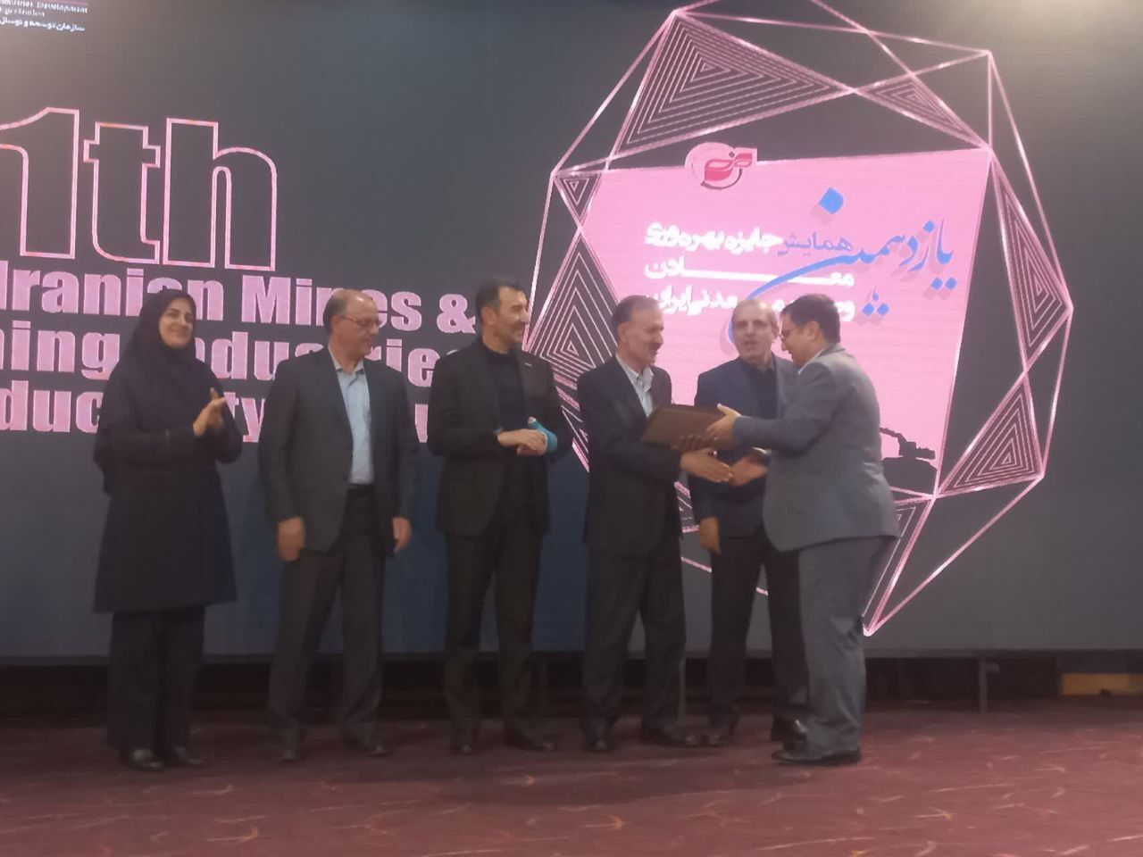دریافت تندیس برنزین پیشتازان بهرهوری توسط شرکت آلومینای ایران دریافت تندیس برنزین پیشتازان بهرهوری توسط شرکت آلومینای ایران