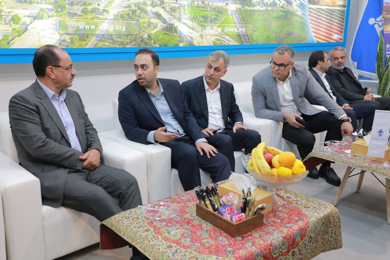 بازدید نایب رئیس و عضو کمیسیون صنایع و معادن مجلس شورای اسلامی از غرفه گروه ملی صنعتی فولاد ایران بازدید نایب رئیس و عضو کمیسیون صنایع و معادن مجلس شورای اسلامی از غرفه گروه ملی صنعتی فولاد ایران