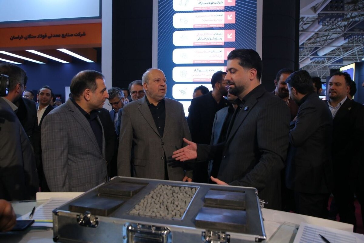 بازدید دکتر هدایت مدیرعامل شرکت سرمایه‌گذاری غدیر از غرفه فولاد غدیر نی‌ریز