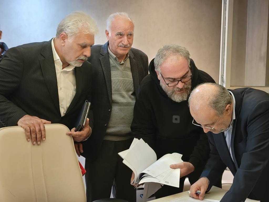 برپایی میز خدمت استان اصفهان با حضور معاون امور معادن و صنایع معدنی وزارت صمت برپایی میز خدمت استان اصفهان با حضور معاون امور معادن و صنایع معدنی وزارت صمت