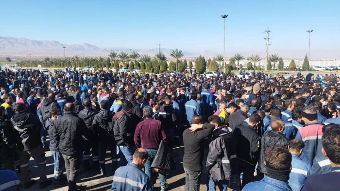 کارگران مجتمع فولاد آلیاژی پاسارگاد کوار خواستار بررسی مسائل معیشتی شدند کارگران مجتمع فولاد آلیاژی پاسارگاد کوار خواستار بررسی مسائل معیشتی شدند