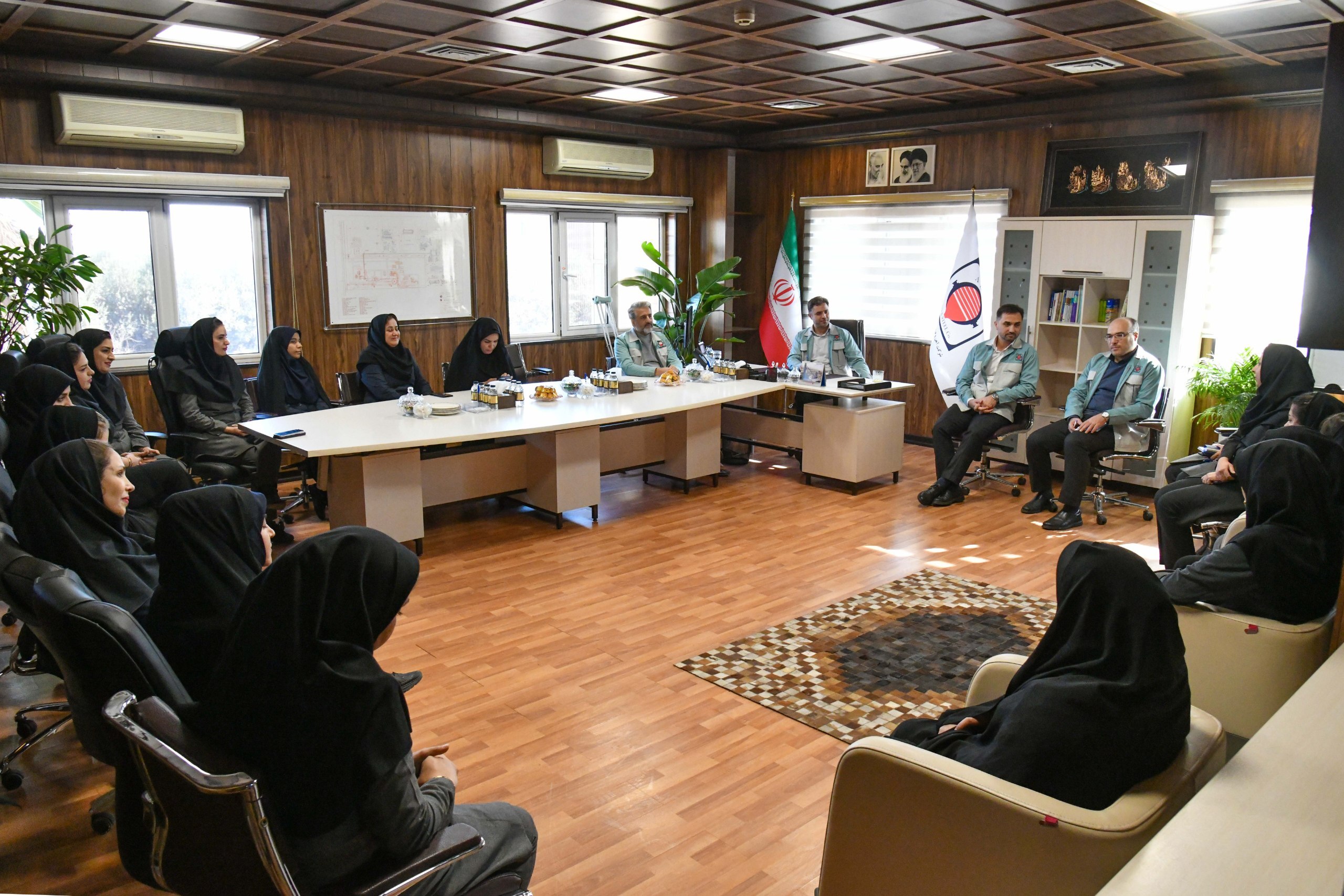 دیدار مدیرعامل ارفع با بانوان شاغل در محل کارخانه دیدار مدیرعامل ارفع با بانوان شاغل در محل کارخانه