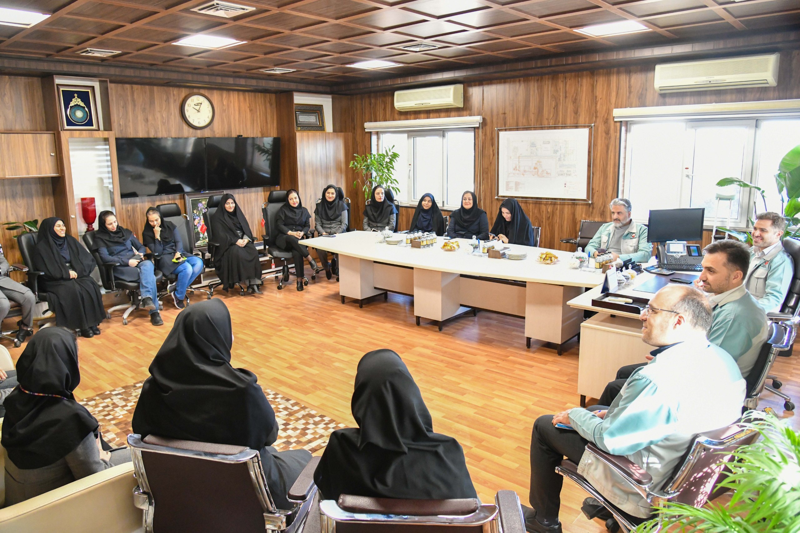 دیدار مدیرعامل ارفع با بانوان شاغل در محل کارخانه دیدار مدیرعامل ارفع با بانوان شاغل در محل کارخانه