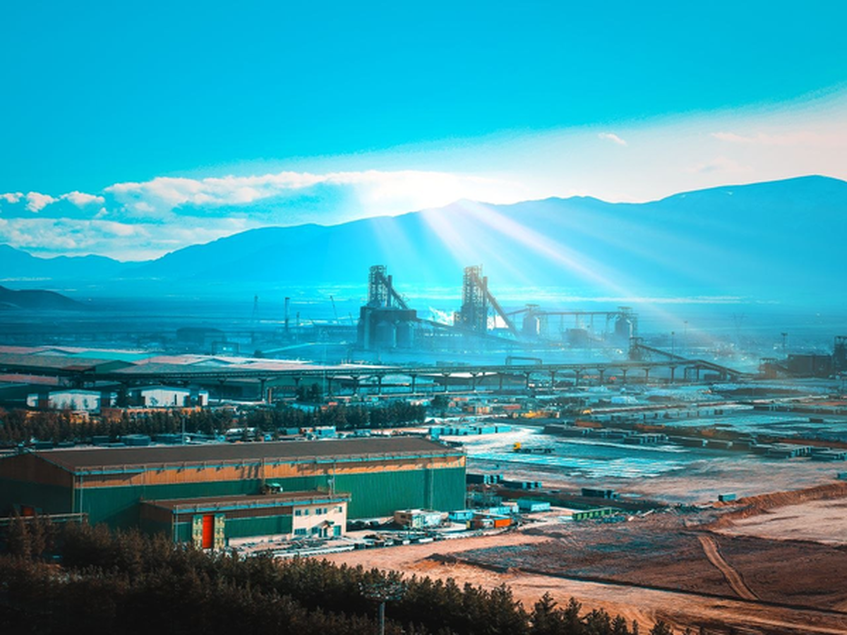 ققنوس در کوره؛ روایت صعود فولاد مبارکه در عصر انجماد جهانی