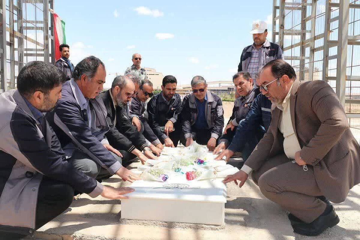 گل‌افشانی مزار شهید گمنام در شرکت آلومینای ایران