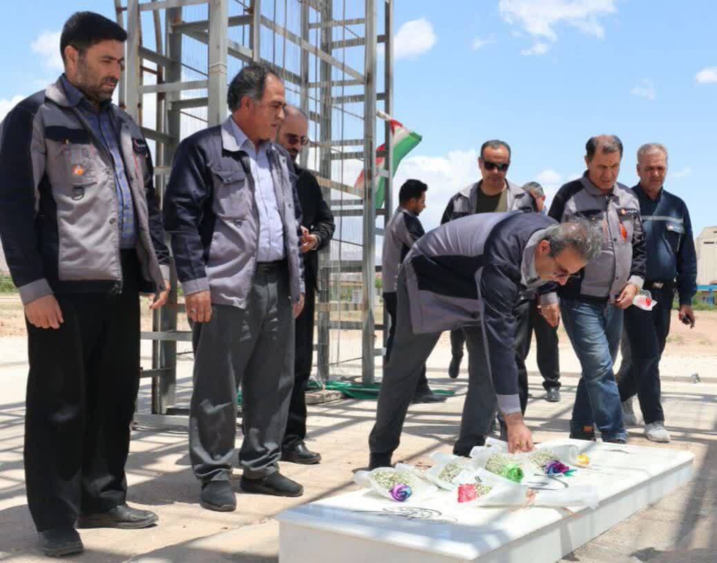 گلافشانی مزار شهید گمنام در شرکت آلومینای ایران گلافشانی مزار شهید گمنام در شرکت آلومینای ایران
