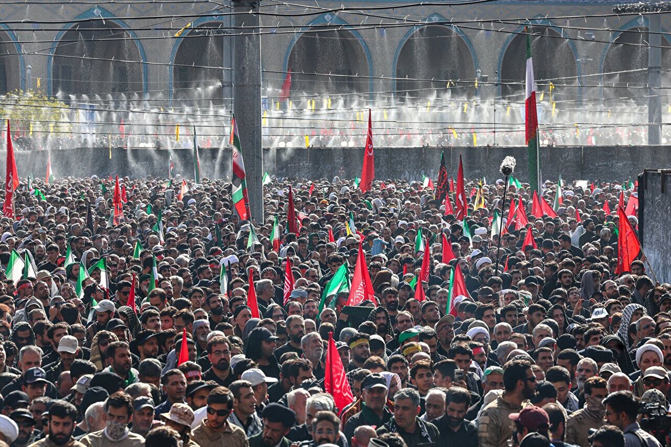 اقامه نماز بر پیکر رهبر شهید
