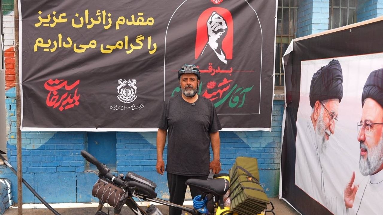 دوچرخه‌سوار شهربابکی به مشهد مقدس رسید